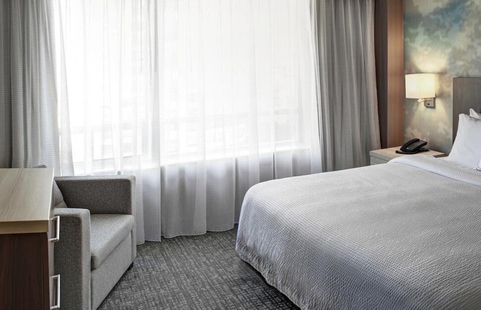 Courtyard-by-Marriott-Toronto-4.jpg