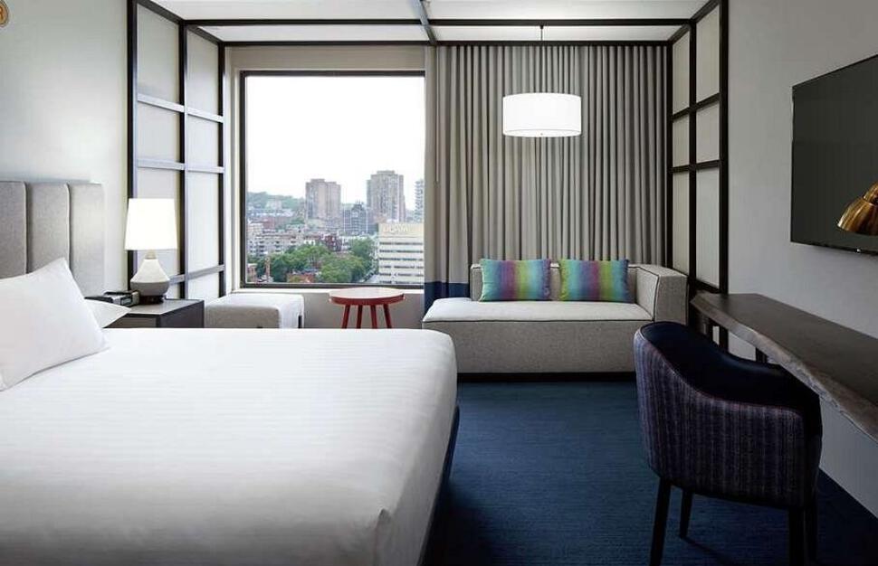 Doubletree-by-Hilton-Montreal-1.jpg