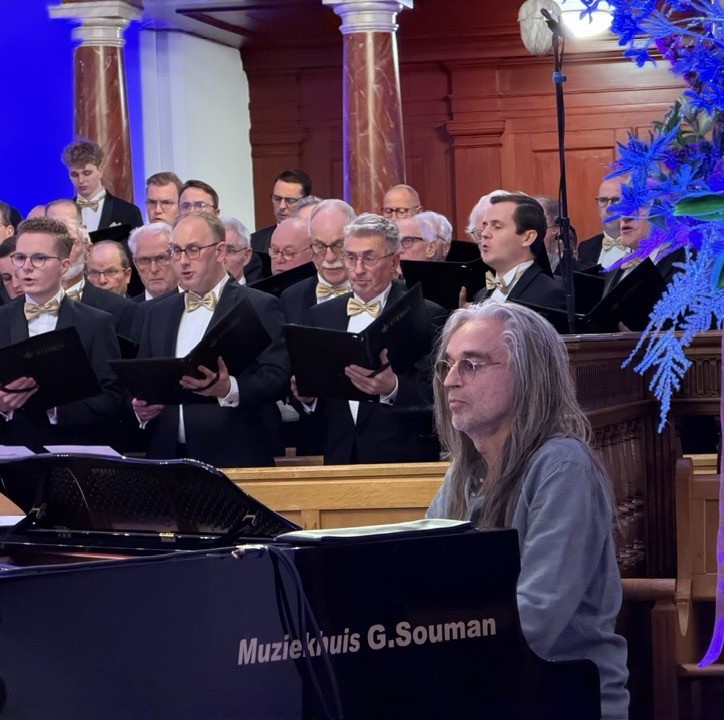 Jan Vayne achter piano