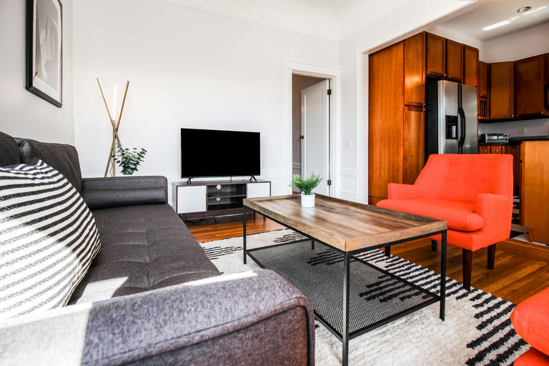 Living Room - Image 6