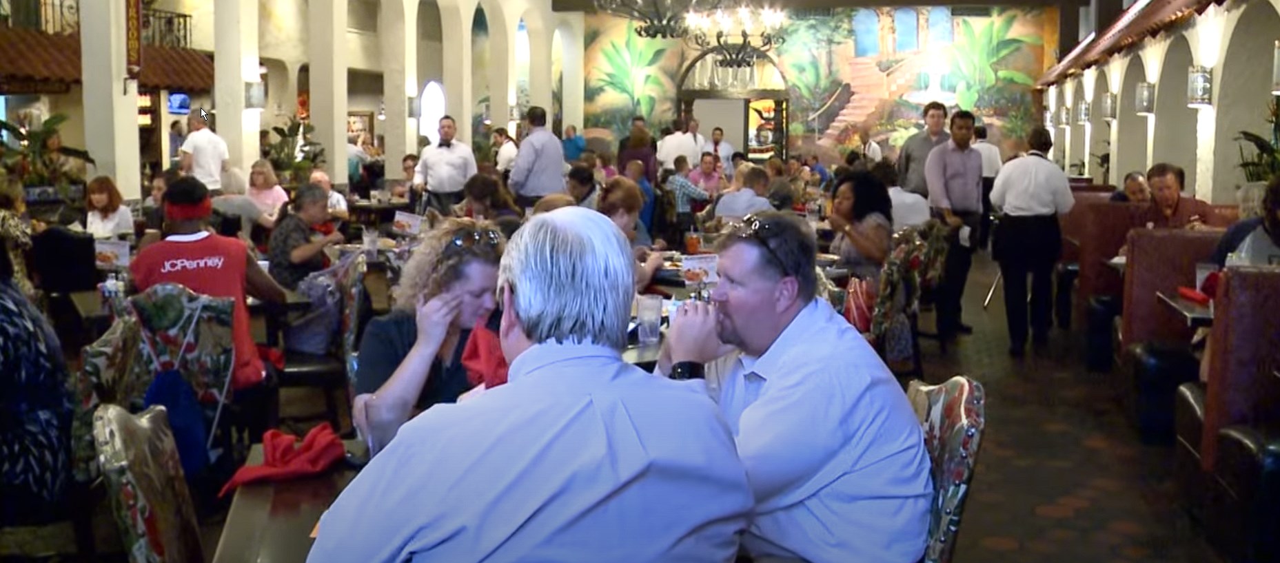 People enjoying El Fenix in Irving, TX