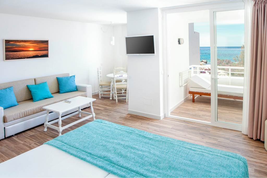 PMI_26_FERGUS_Style_Cala_Blanca_Suites_0423_07.jpg