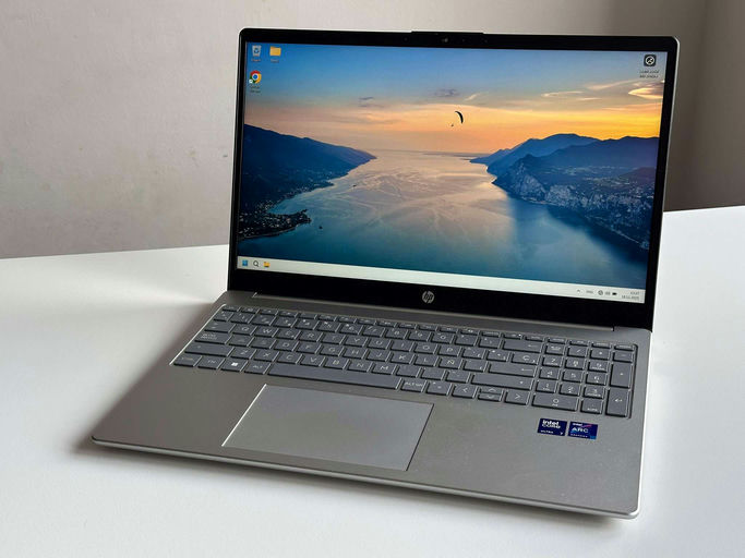 **HP Laptop 15-fd1001ns (A5NR9EA)**
