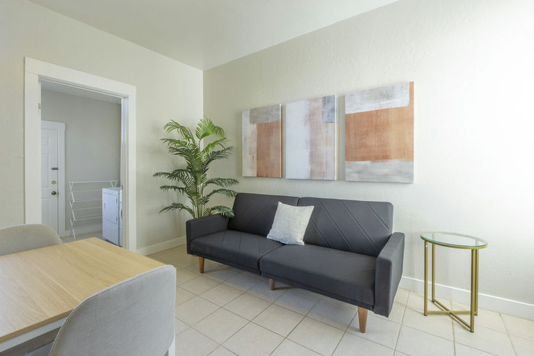 Living Room - Image 4
