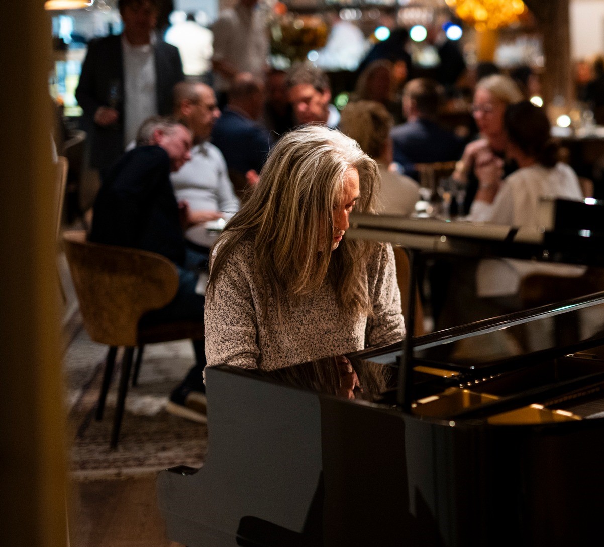 Jan Vayne achter piano