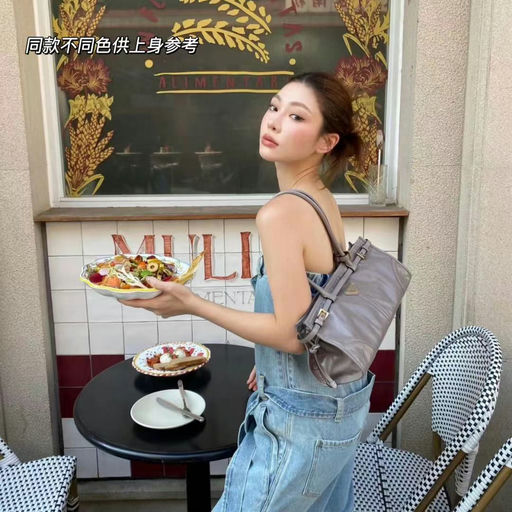 【惊现6折！】【复古老钱风】Prada油蜡皮 Soft Lux棕色