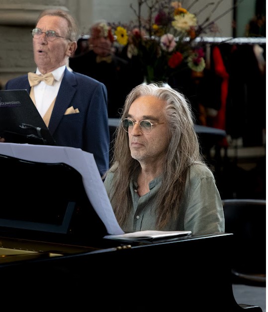 Jan Vayne achter piano