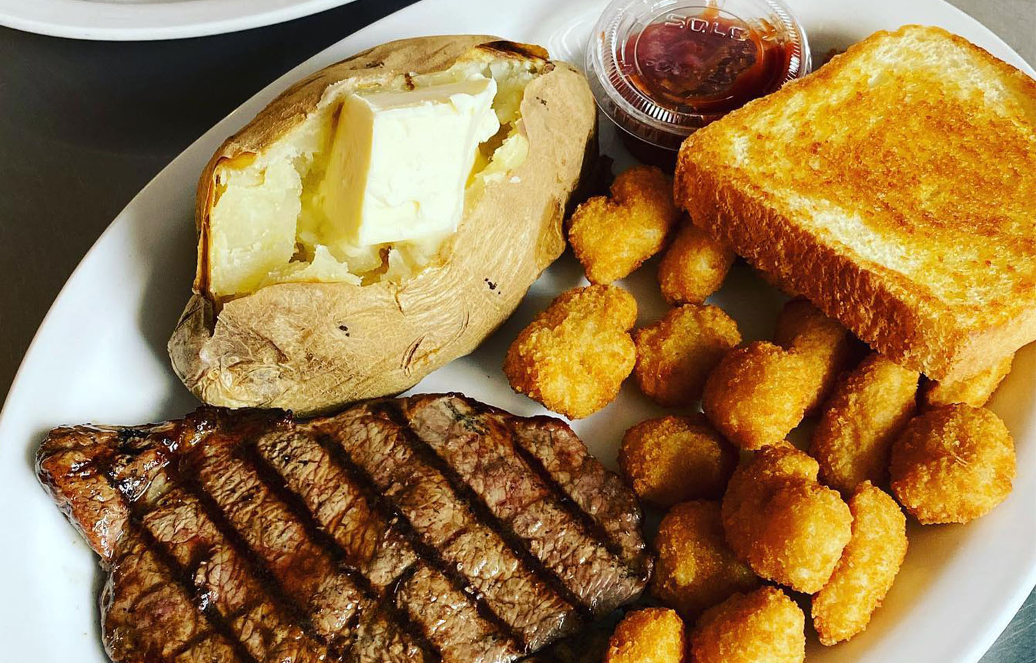 G&D Steakhouse is proud to serve steak and sides to Columbia, MO.