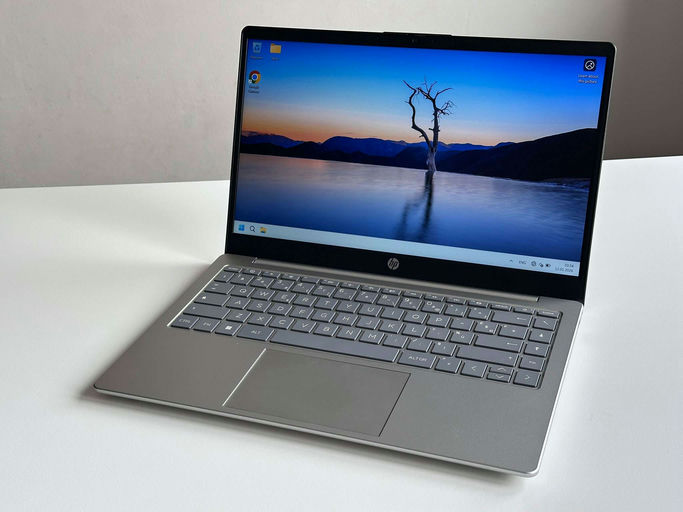 **HP Laptop 14-ep0013nf (A92VJEA#ABF)**
