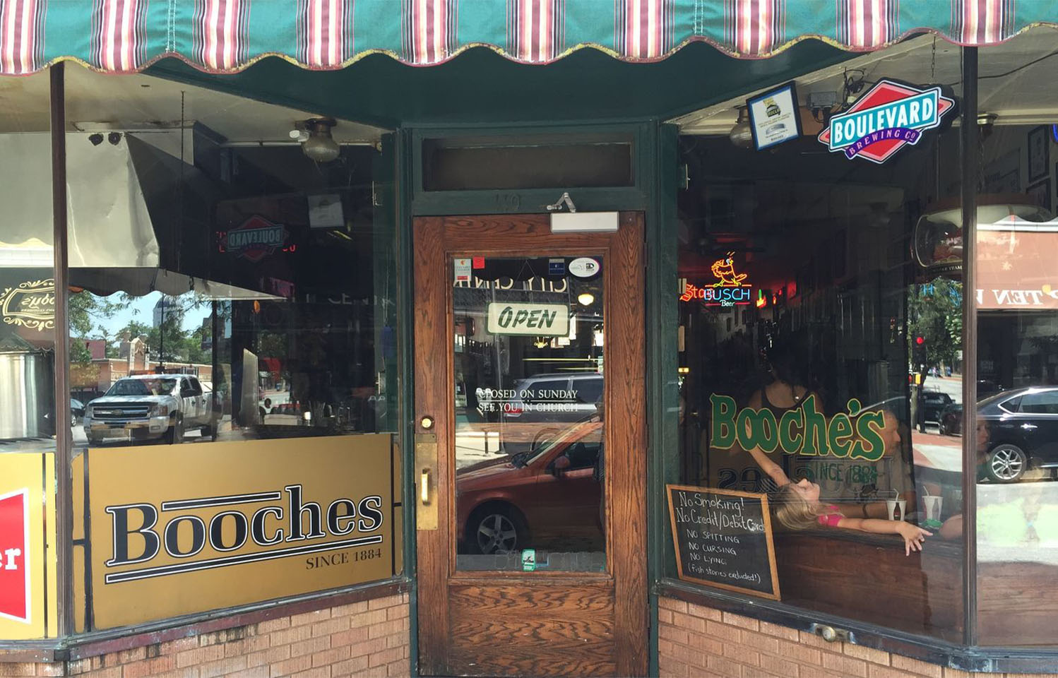 Hot wings served at Deuce Pub & Pit in Columbia, MO.