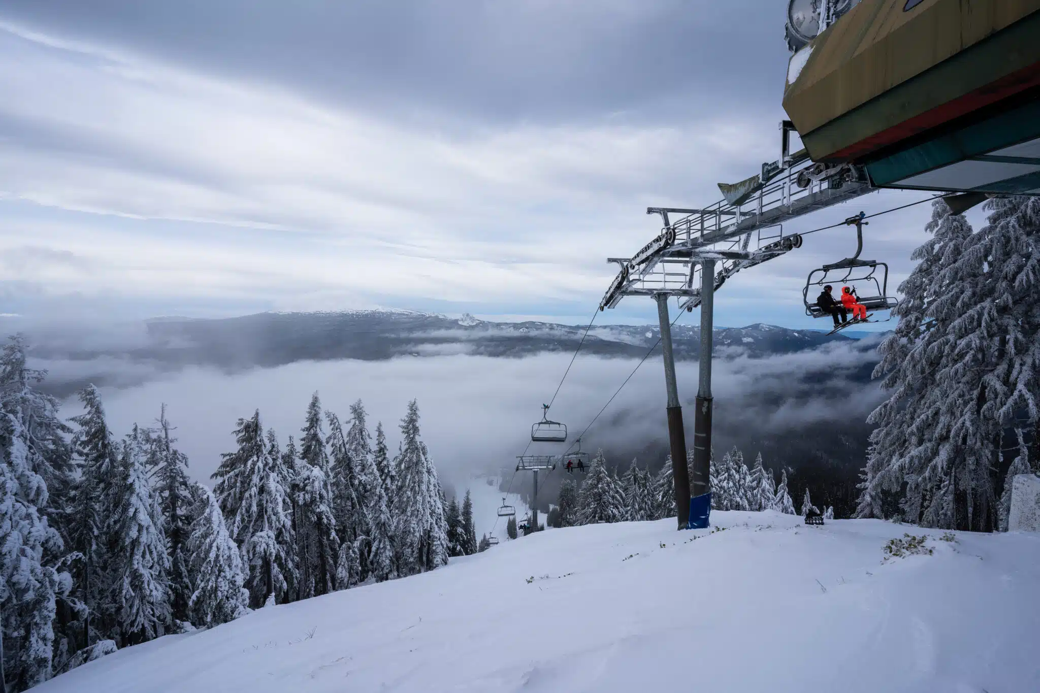 Willamette Pass - Luxury ski hotel gallery image 4 showing alpine architecture, interior design, or mountain views
