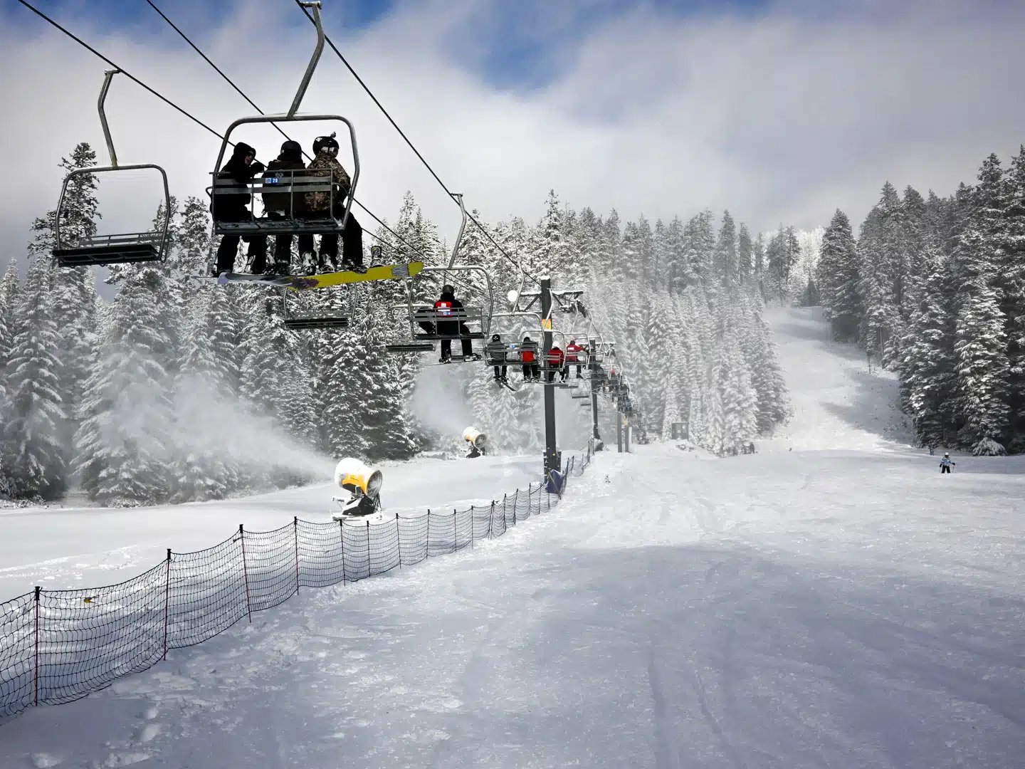 Willamette Pass - Luxury ski hotel gallery image 8 showing alpine architecture, interior design, or mountain views