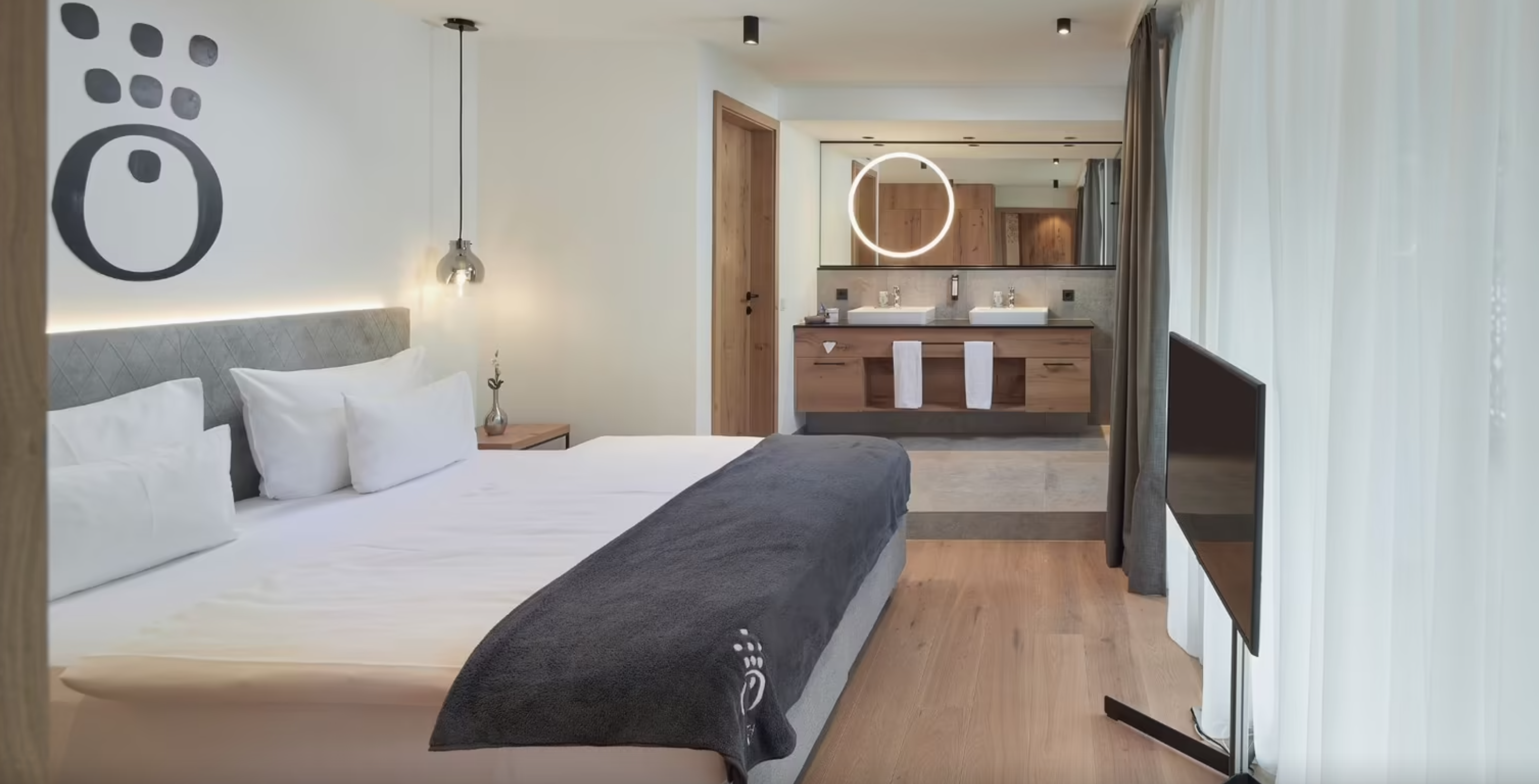 die HOCHKÖNIGIN Mountain Resort - Luxury ski hotel gallery image 9 showing alpine architecture, interior design, or mountain views