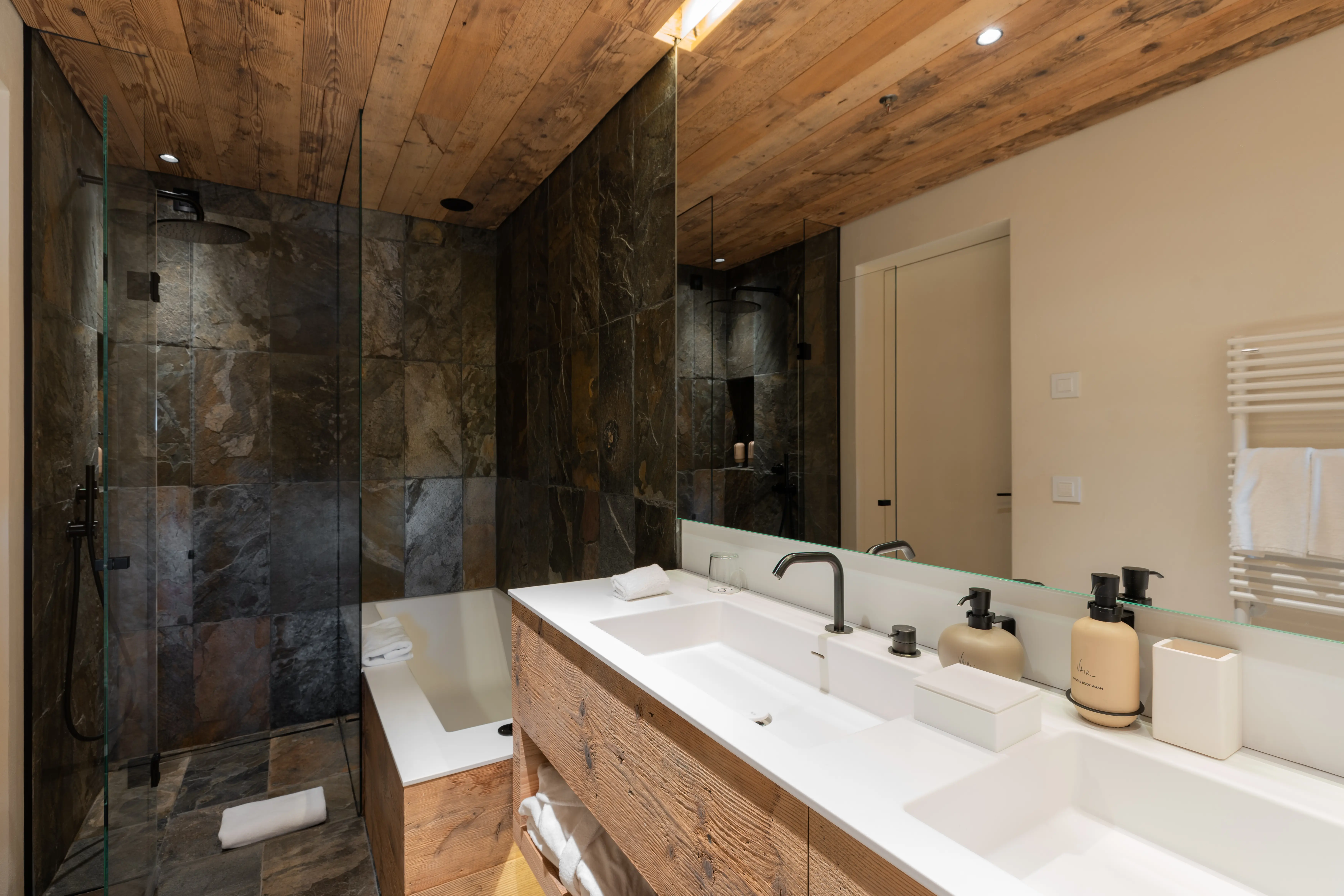 De LEN - Luxury ski hotel gallery image 16 showing alpine architecture, interior design, or mountain views