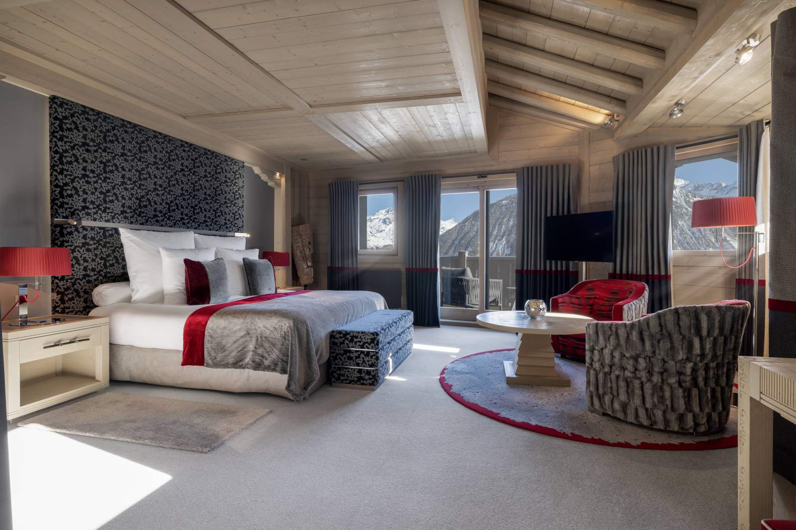 Le K2 Palace - Luxury ski hotel gallery image 9 showing alpine architecture, interior design, or mountain views
