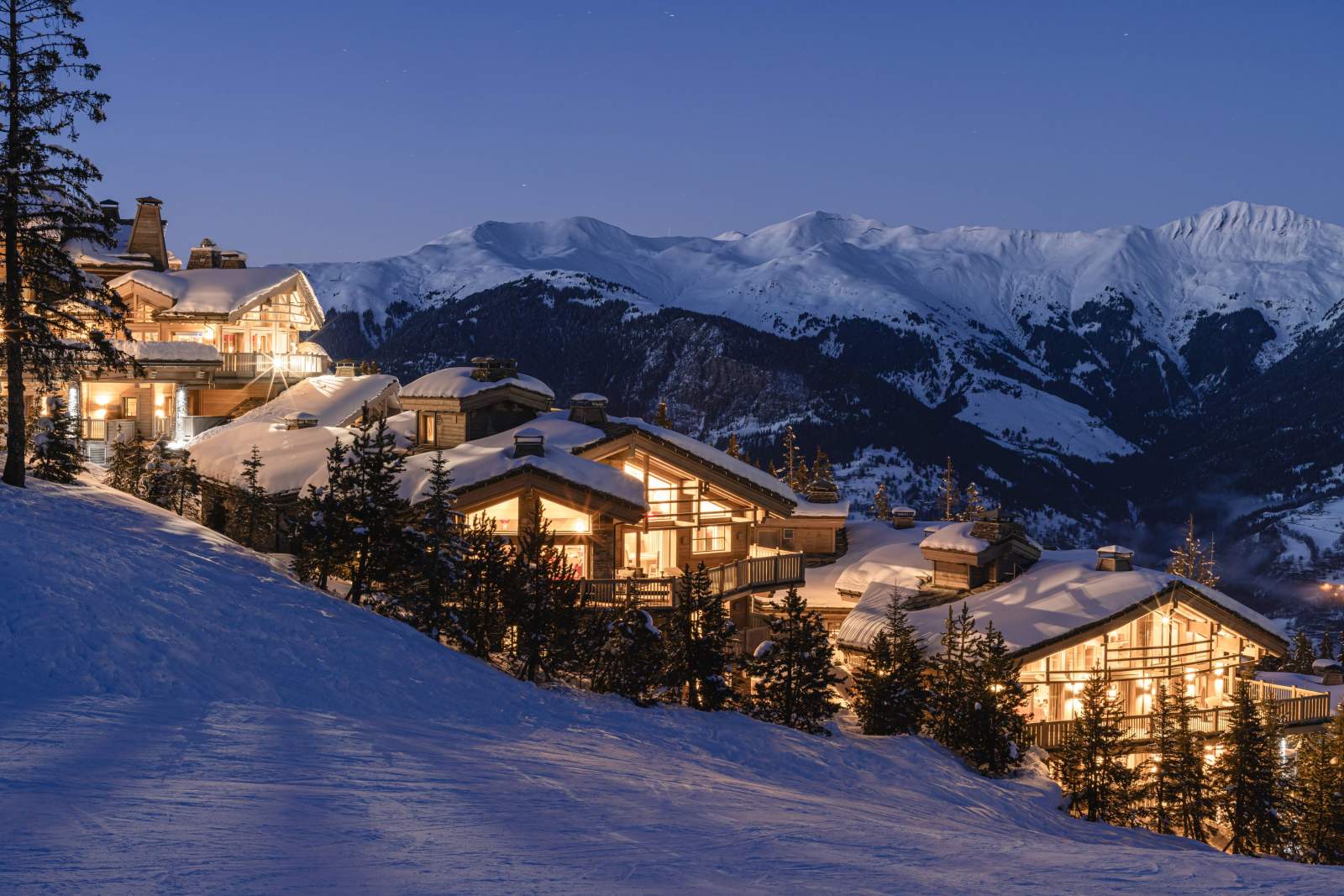 Le K2 Palace - Luxury ski hotel gallery image 13 showing alpine architecture, interior design, or mountain views