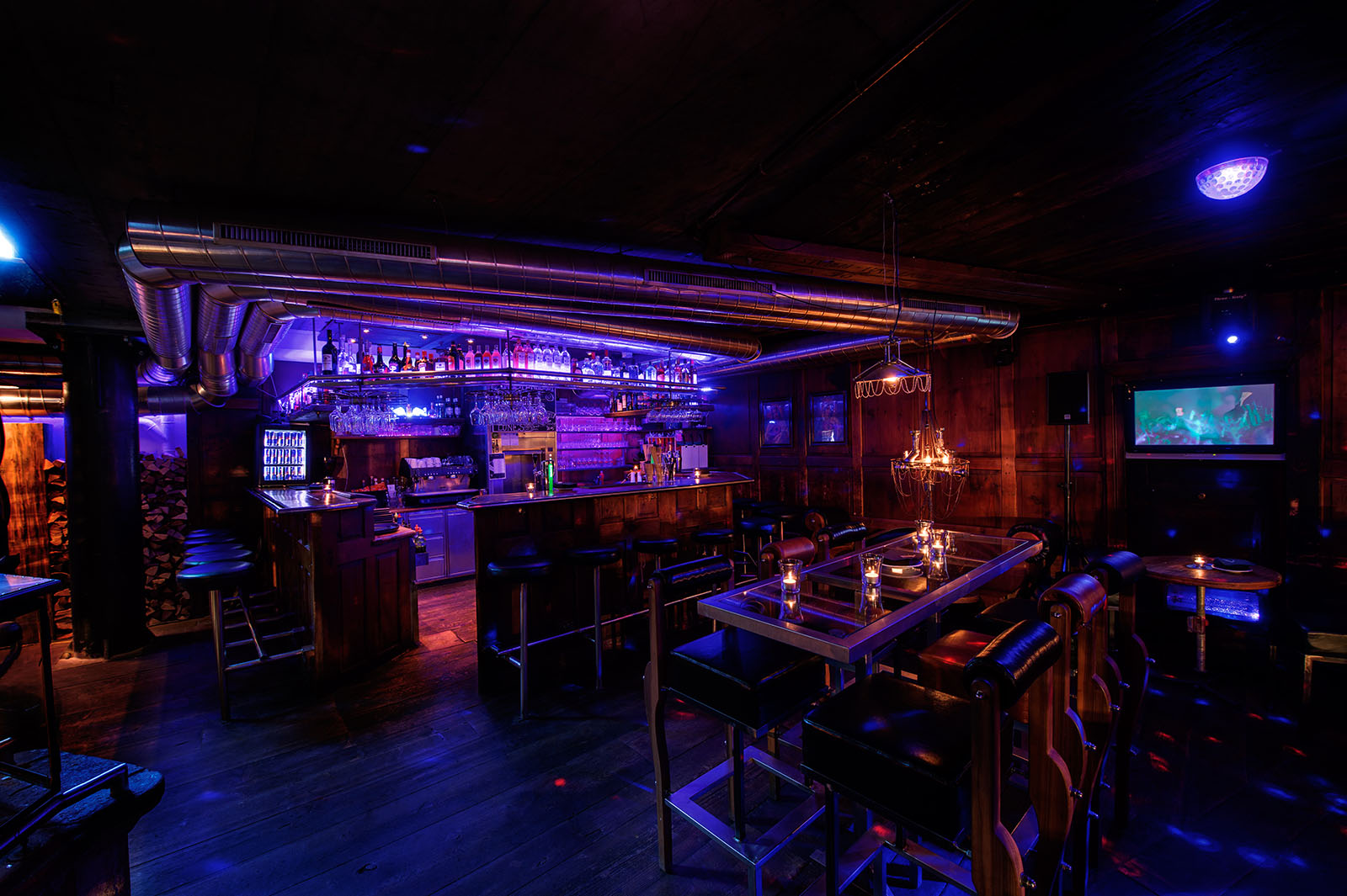 Backstage Hotel Vernissage - Luxury ski hotel gallery image 13 showing alpine architecture, interior design, or mountain views