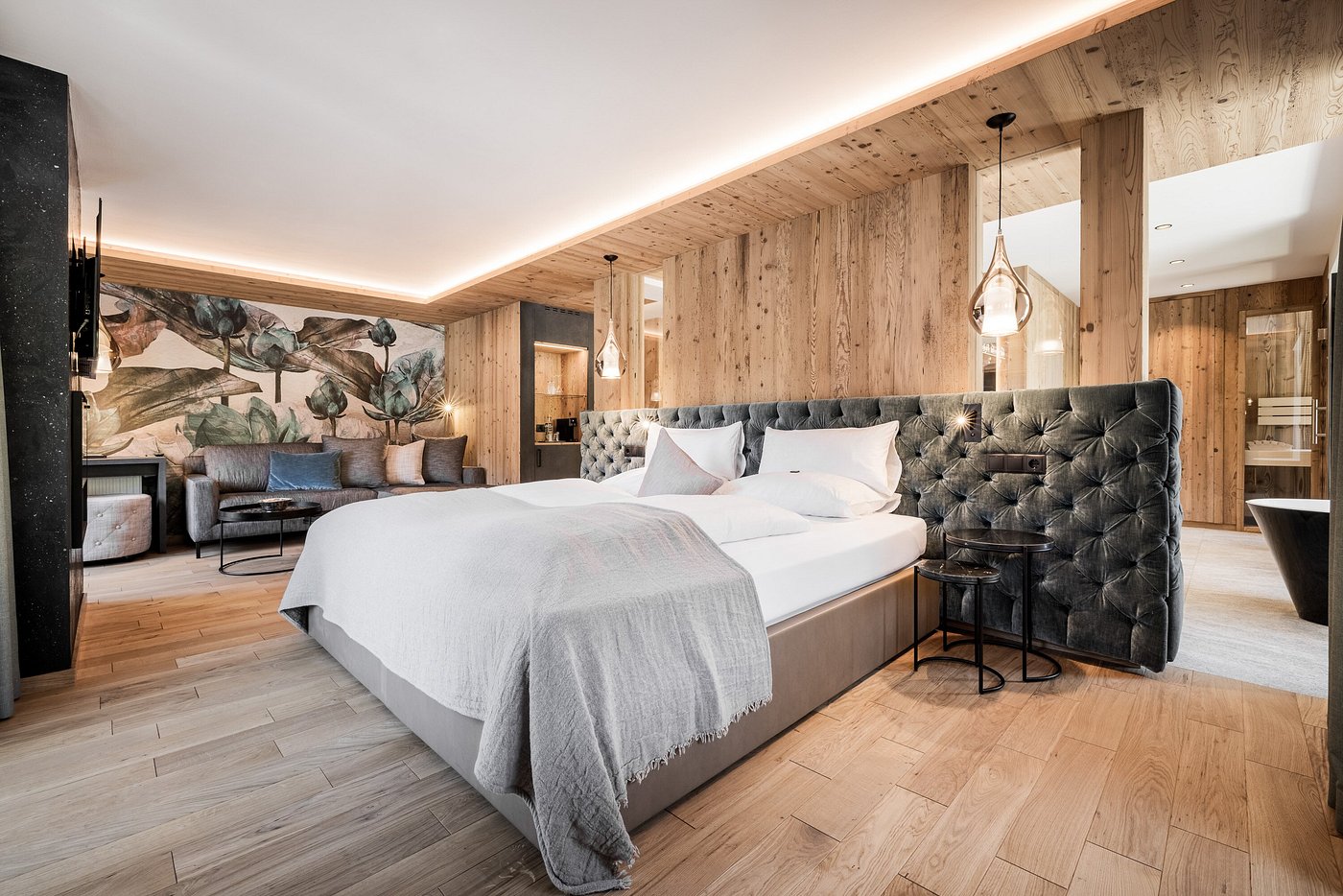 Aktiv & Wellnesshotel Bergfried - Luxury ski hotel gallery image 10 showing alpine architecture, interior design, or mountain views