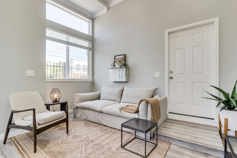 Living Room - Image 4