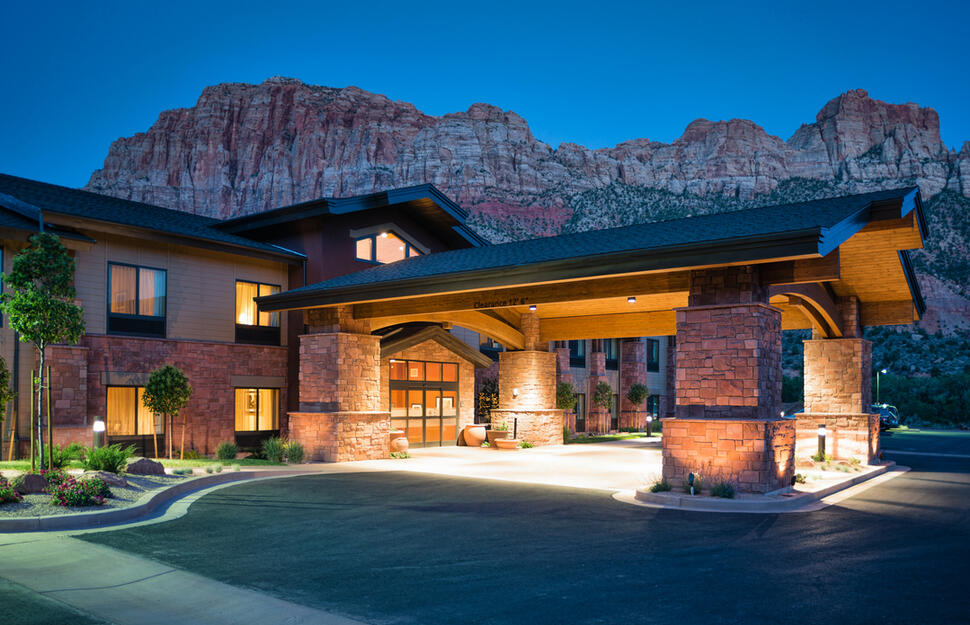 Hampton-Inn-and-Suites-Springdale-Zion-National-Park-1.jpg