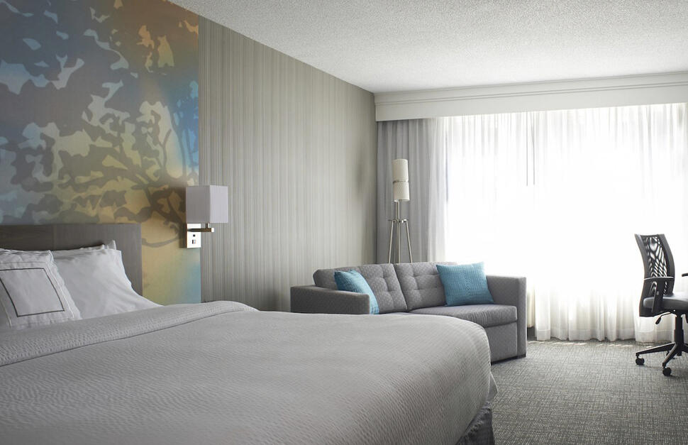 Courtyard-by-Marriott-Toronto-10.jpg