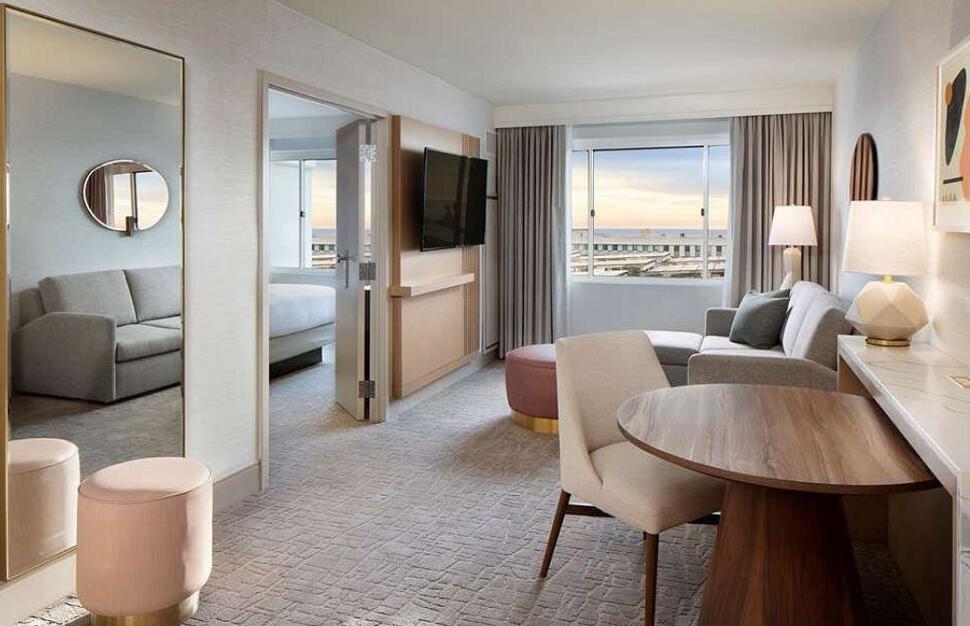 Hilton-Santa-Monica-Hotel-Suites-5.jpg