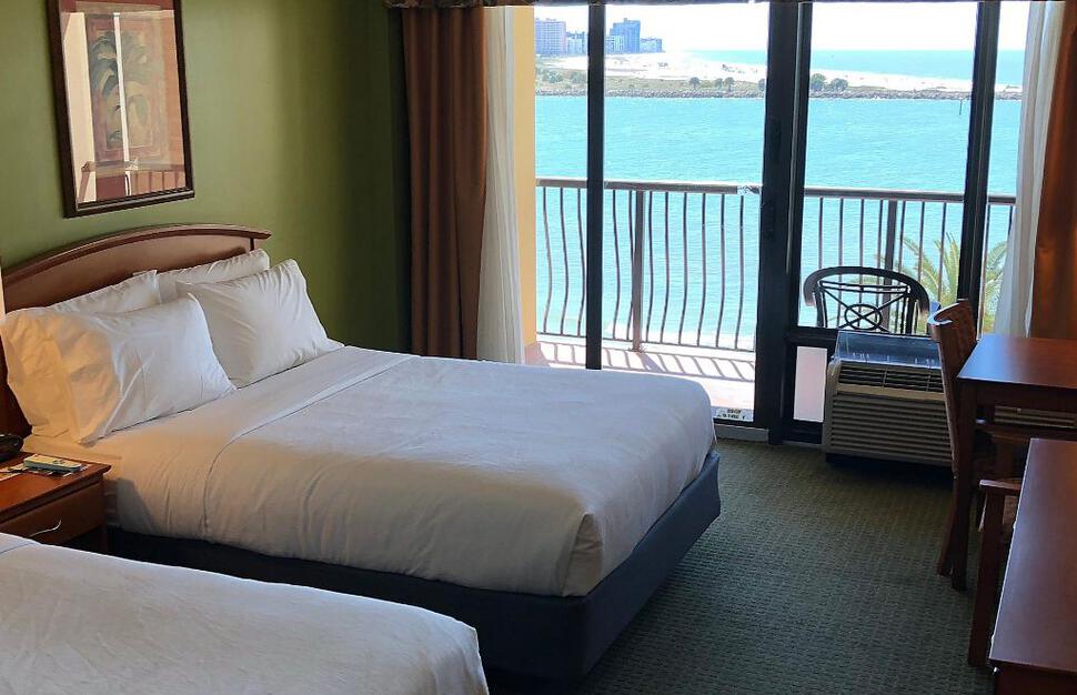 Holiday-Inn-Hotel-and-Suites-Clearwater-Beach-17.jpg