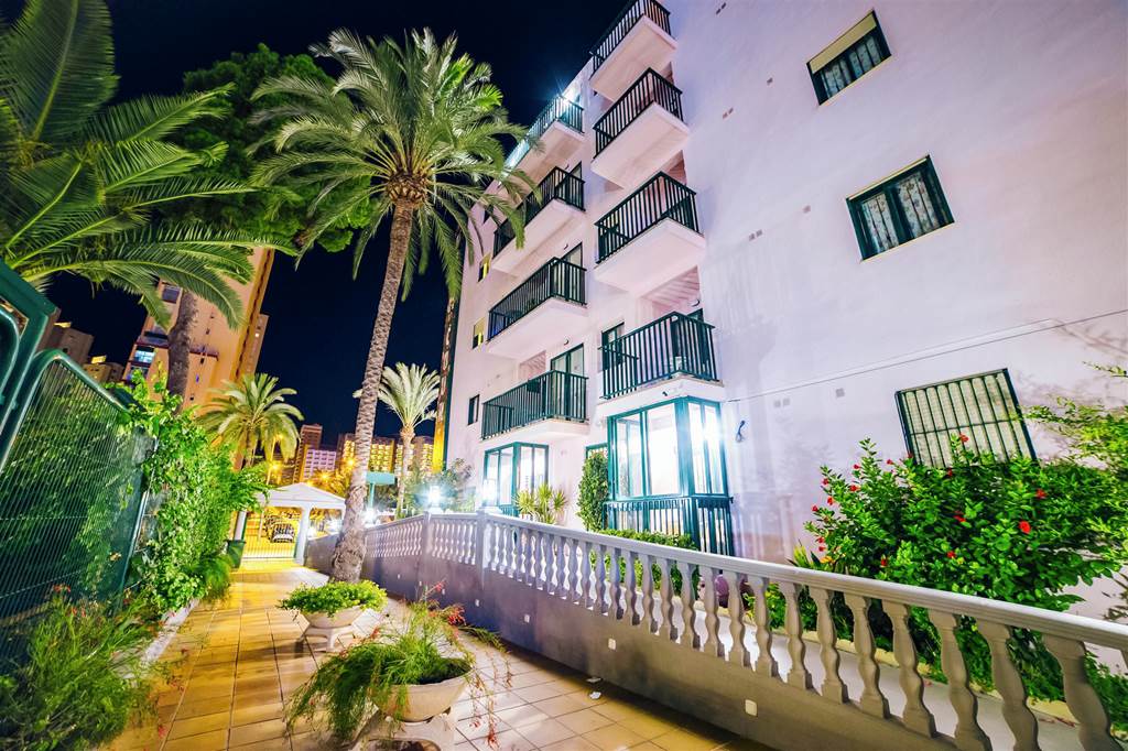 ALC_71113_Palm_Court_Apartments_0222_09.jpg