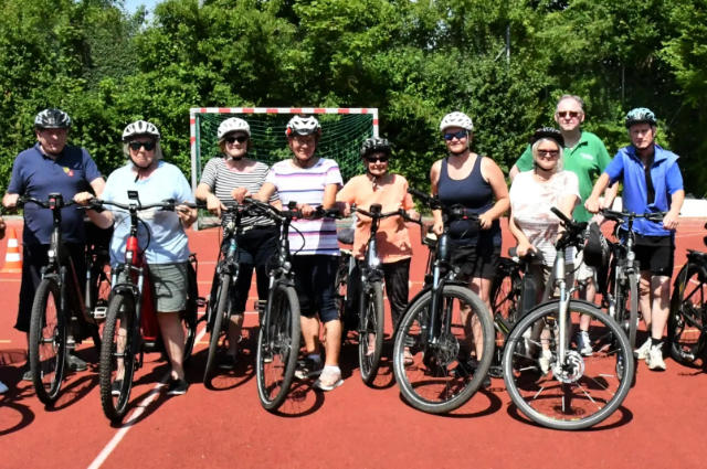 In besuchten einige Senioren das Fahrsicherheitstraining für E-Bikes. Manfred Samson von der Kreisverkehrswacht (vierter von rechts) beaufsichtigte dieses.