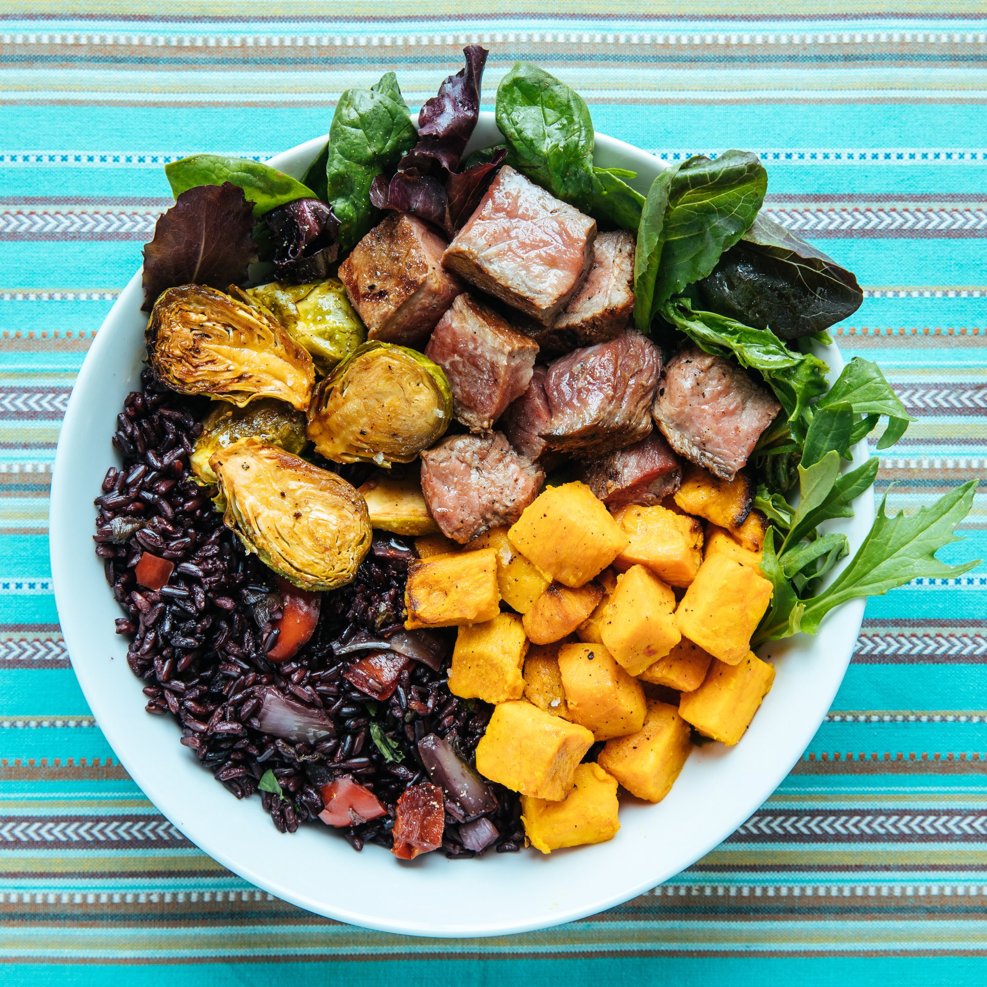 This fun, vibrant custom-designed site reflects this bold Hawaiian restaurant's brand in a clear, engaging, drool-worthy way.