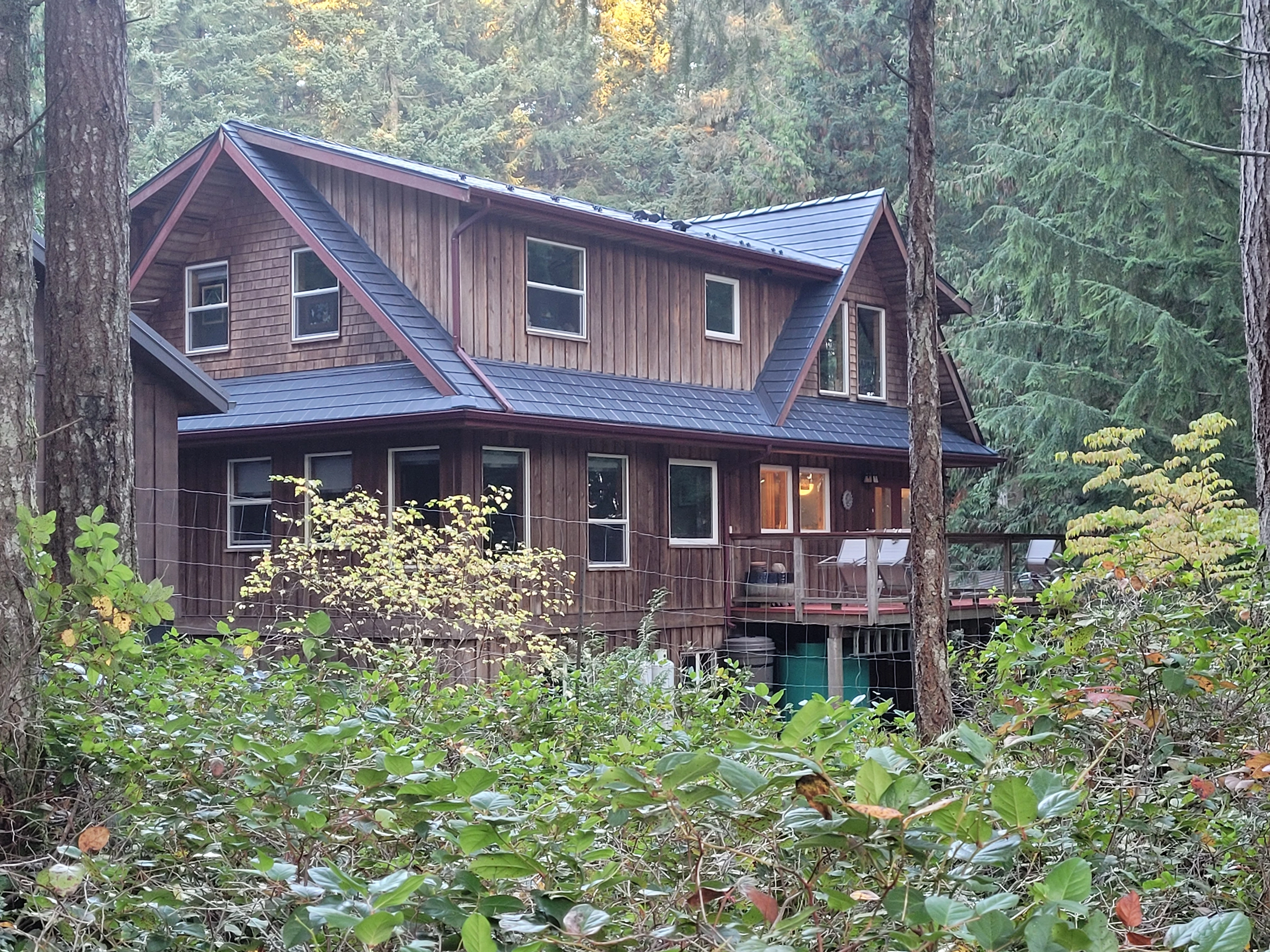 Interlock® Aluminum Slate Metal Roofing in Deep Charcoal – Gabriola Island, BC