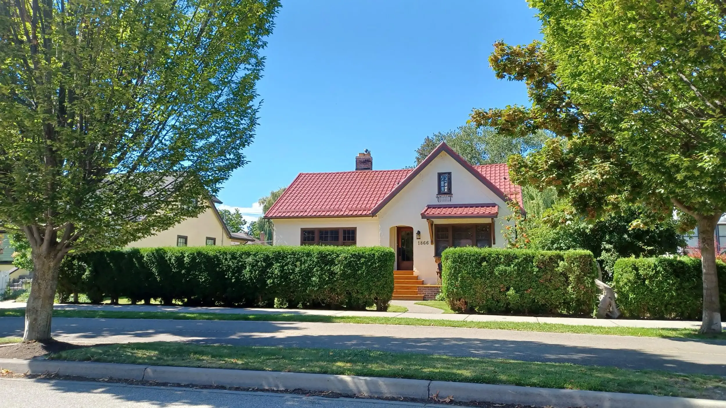 Interlock® Aluminum Mediterranean Tile Metal Roofing in Tile Red – Kelowna, BC