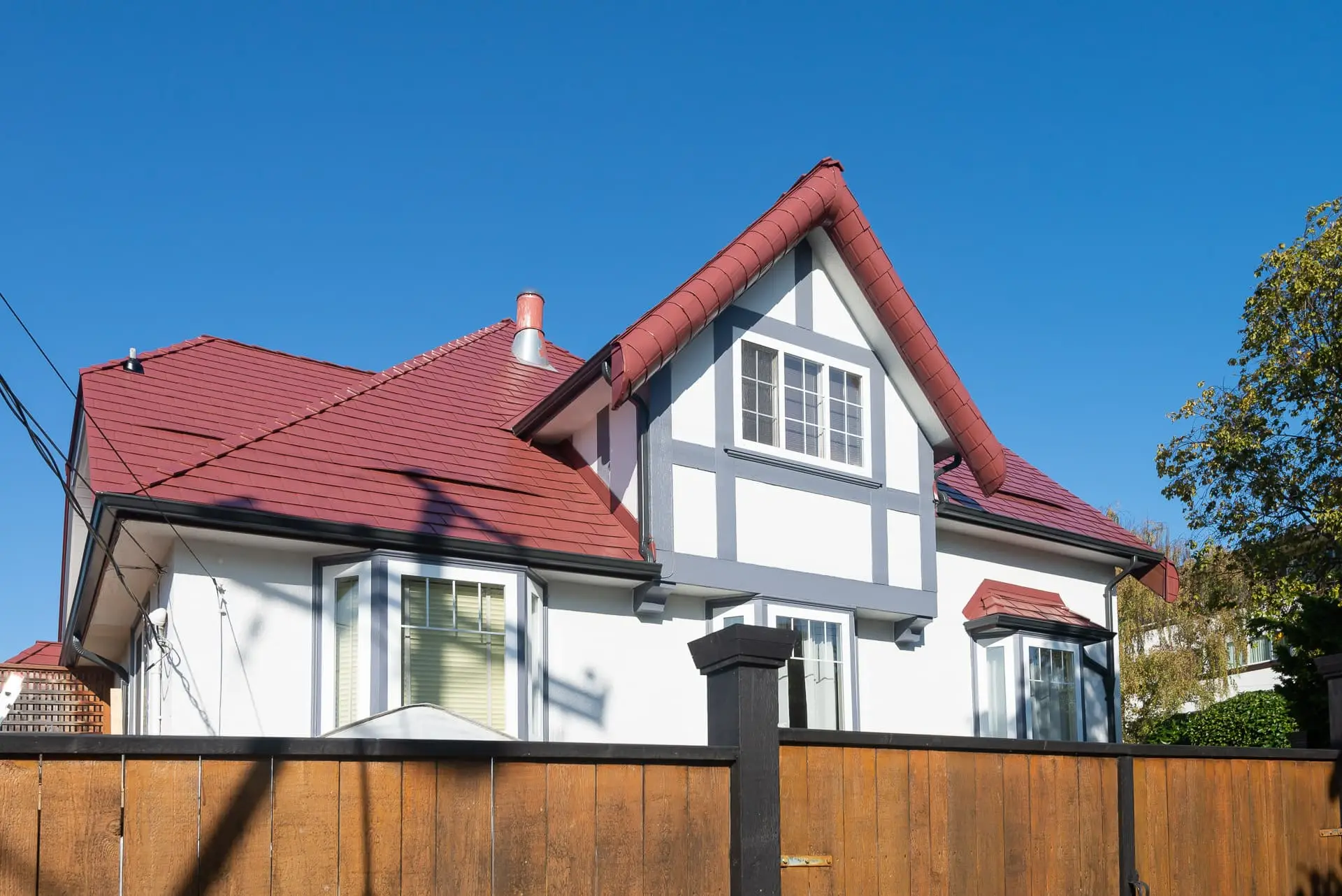 Interlock® Aluminum Slate Metal Roofing in Tile Red – Victoria, BC
