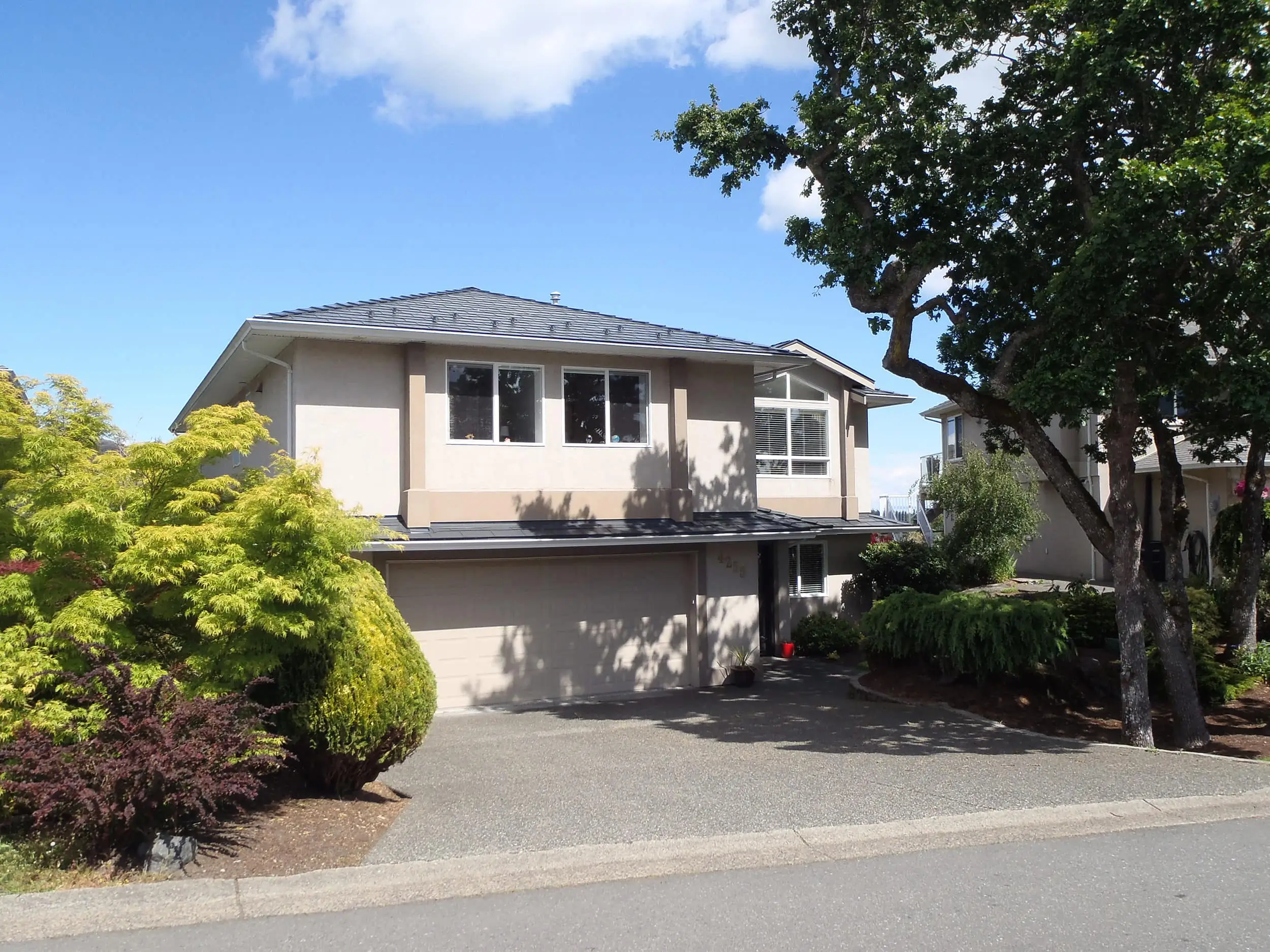 Interlock® Aluminum Slate Metal Roofing in Deep Charcoal – Victoria, BC