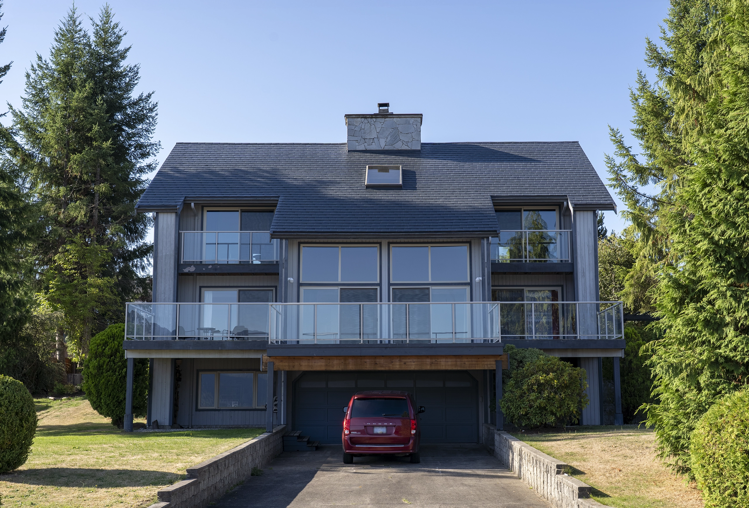 Interlock® Aluminum Slate Metal Roofing in Deep Charcoal – Sechelt, BC