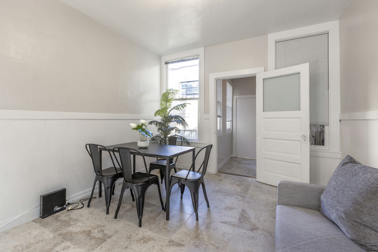 Living Room - Image 4