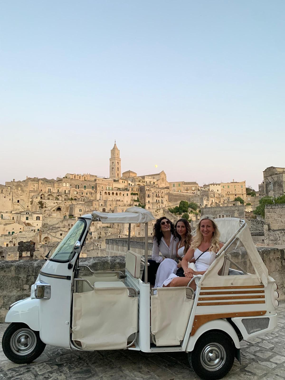 Sassi Comfort in Ape Calessino, Una storia d'amore italiana - Tour di 1 ora con Ape Nei Sassi