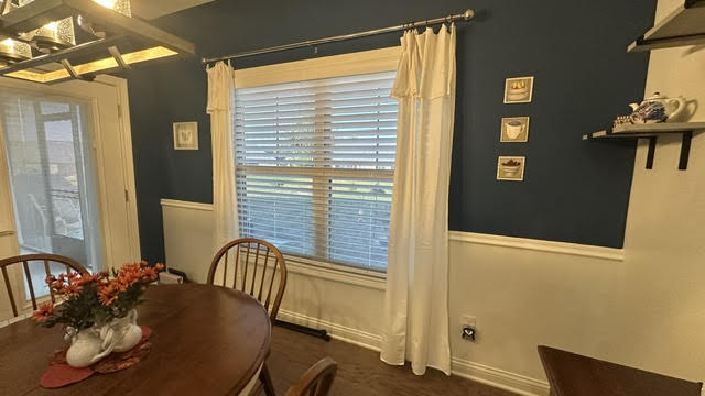 Faux wood blinds in a dining room installed by Simmonds Blinds and Drapes in Bowling Green, KY. Call (270) 514-4492.