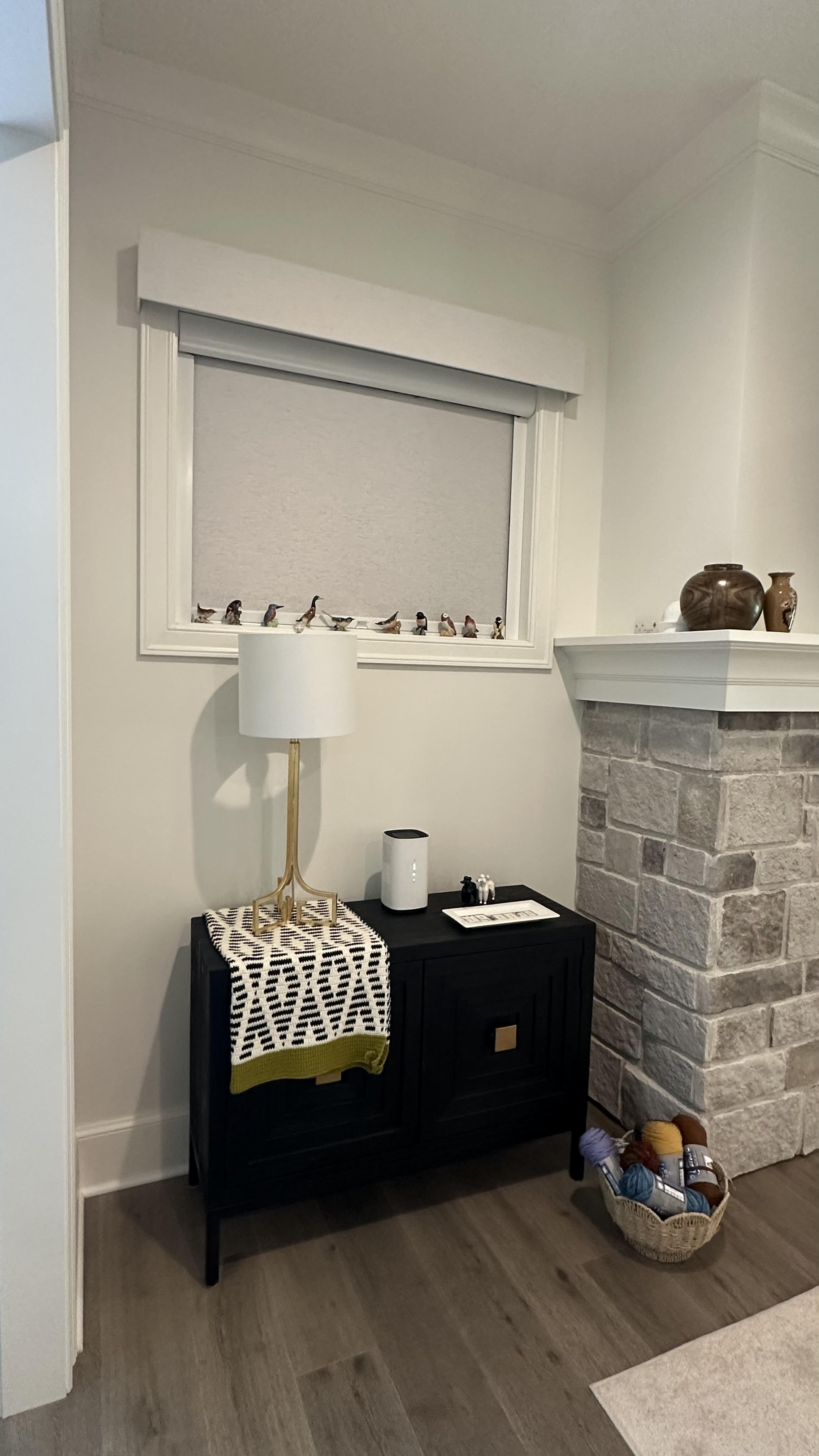 Modern roller shades in an Owensboro, KY dining room installed by Simmonds Blinds and Drapes. Call (270) 477-3071 for custom shades.