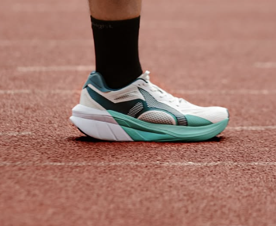 🏃‍♂️ Sepatu Running Lokal Terbaik 2025: Nyaman, Stylish, dan Terjangkau!