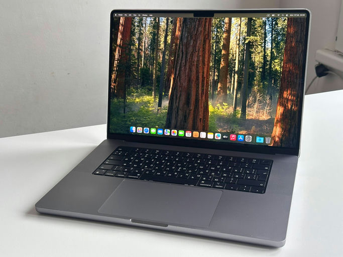 **Apple MacBook Pro 16 (2021)**
