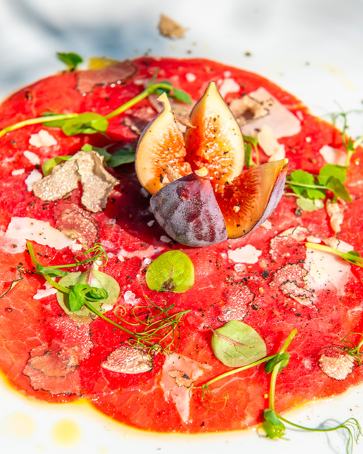 Carpaccio de bœuf à la truffe d’été, figues fraîches et copeaux de parmesan