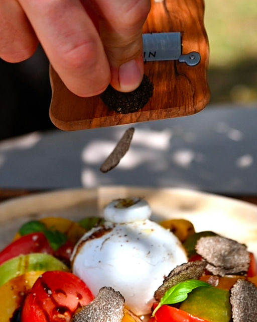 Salade de tomates colorées, burrata et truffe d’été fraîche
