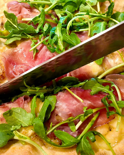 Pinsa mit weißer Trüffelsauce und Trüffelhonig