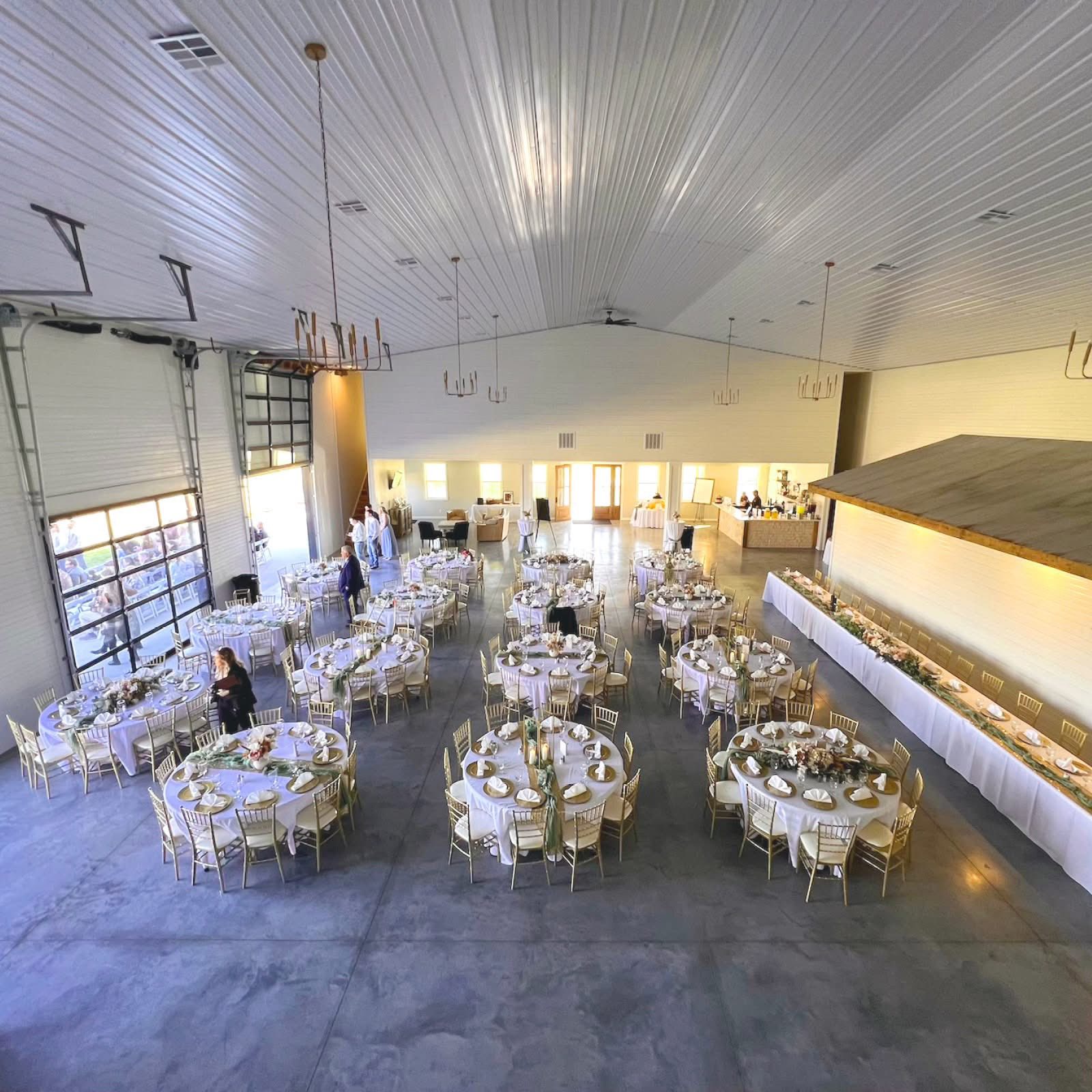 Just outside Columbia, The Champagne Barn in Harrisburg, MO blends elegant design with countryside charm—perfect for unforgettable celebrations.
