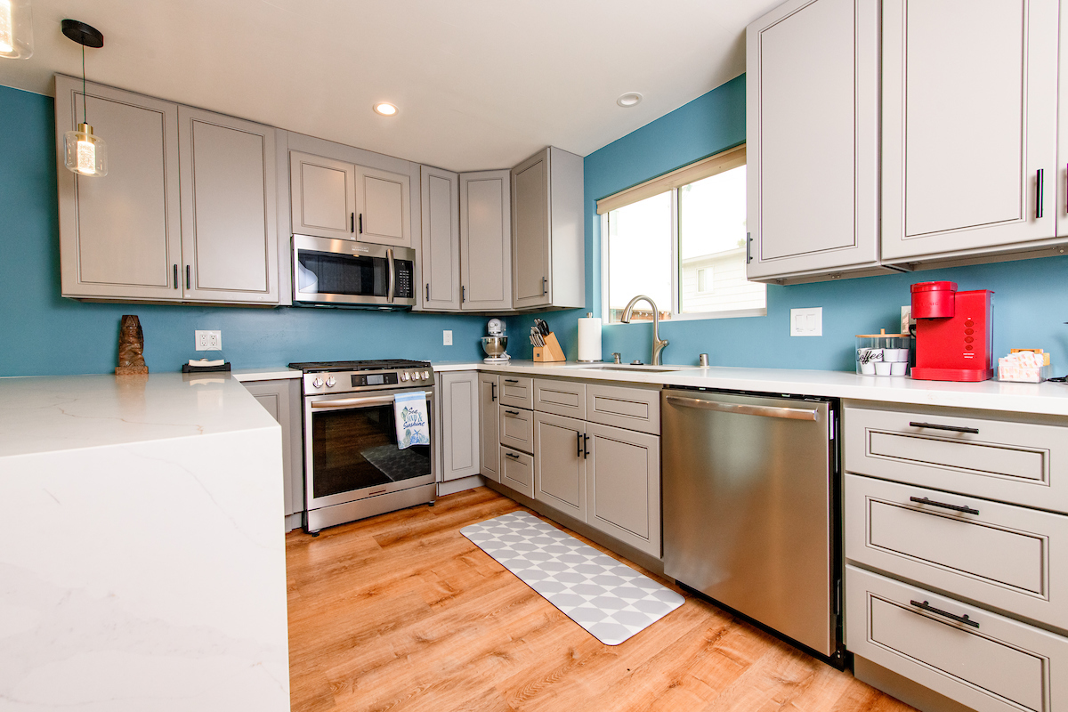 Large Modern Bright Kitchen