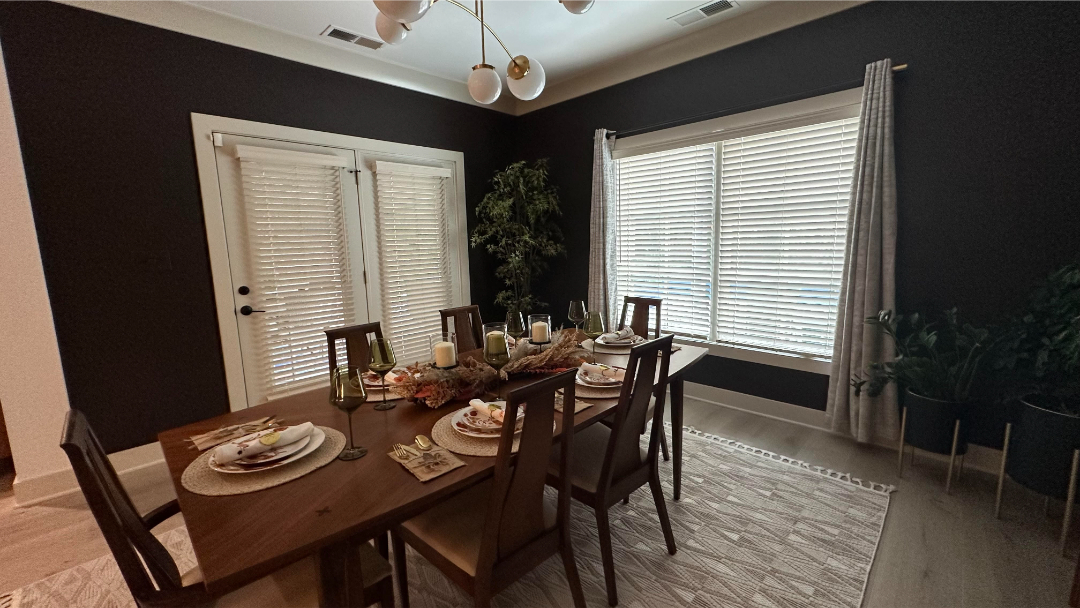 Custom blinds installed in a dining room by Simmonds Blinds and Drapes serving Alvaton, KY. Call (270) 550-1334 for window treatments.