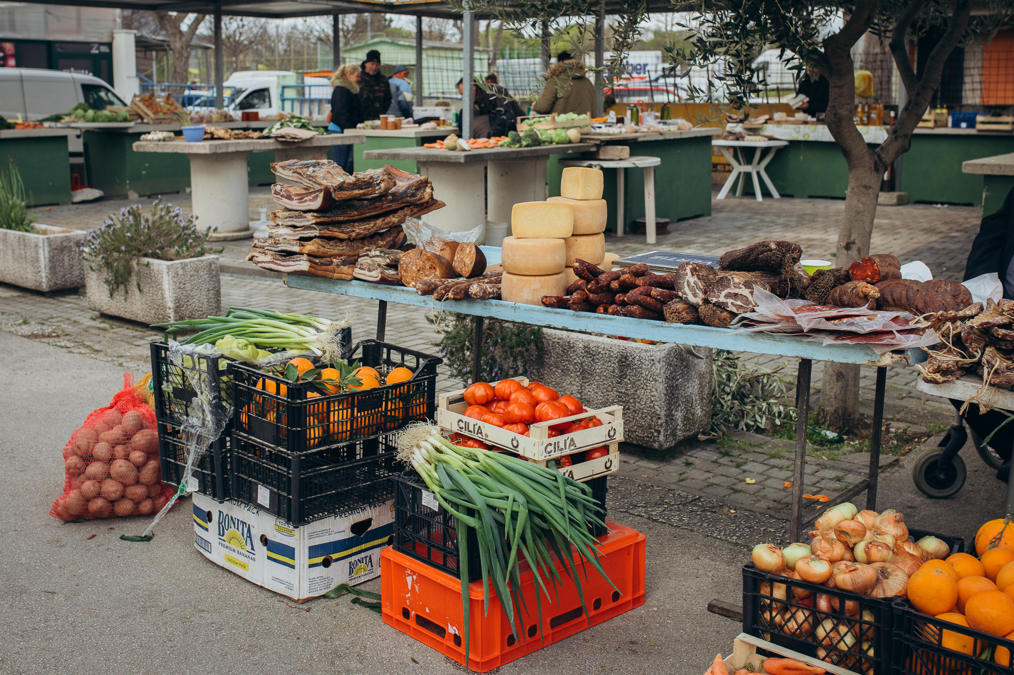 Expérience authentique de l'arrière-pays : marché de Zadvarje et traditions locales
