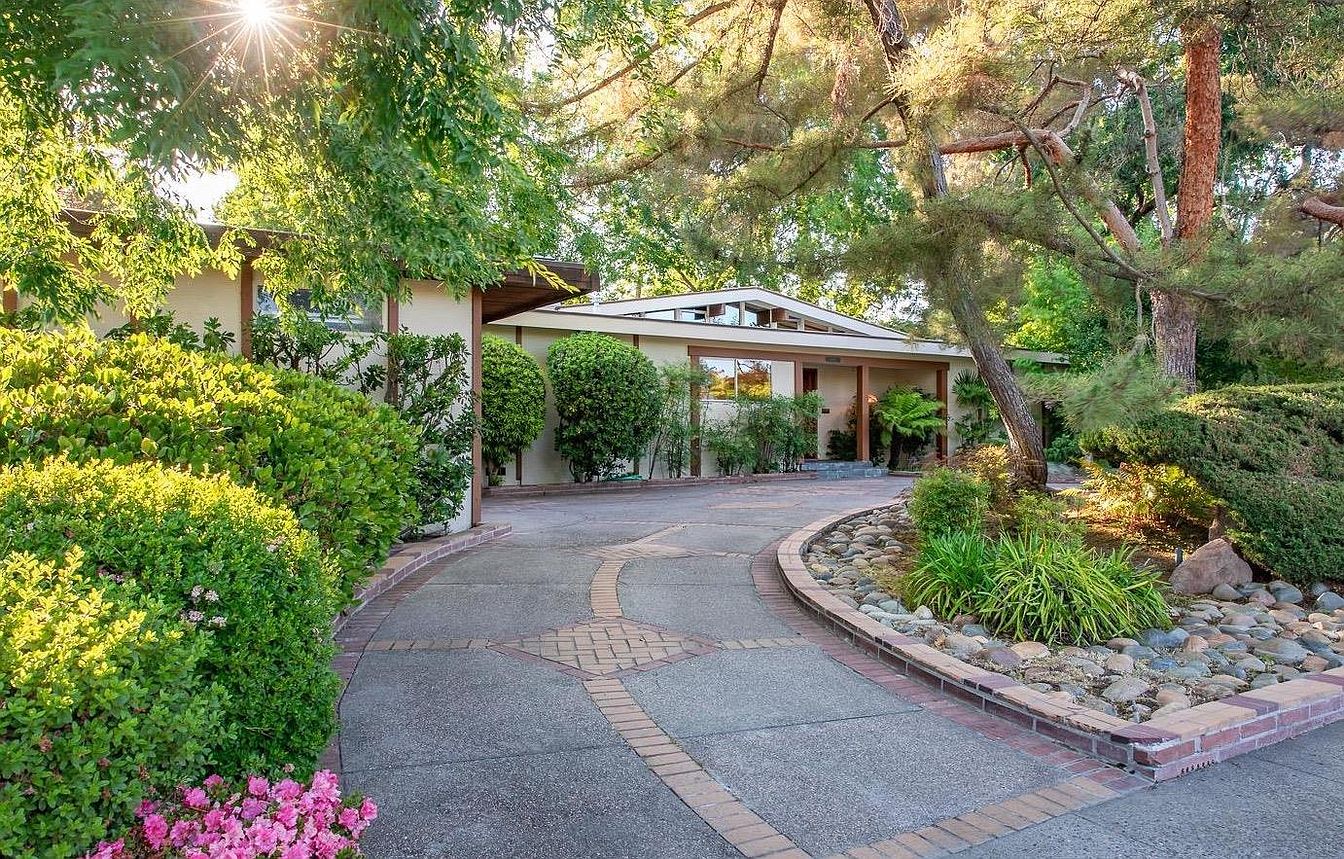 6360 S Land Park Dr, Sacramento