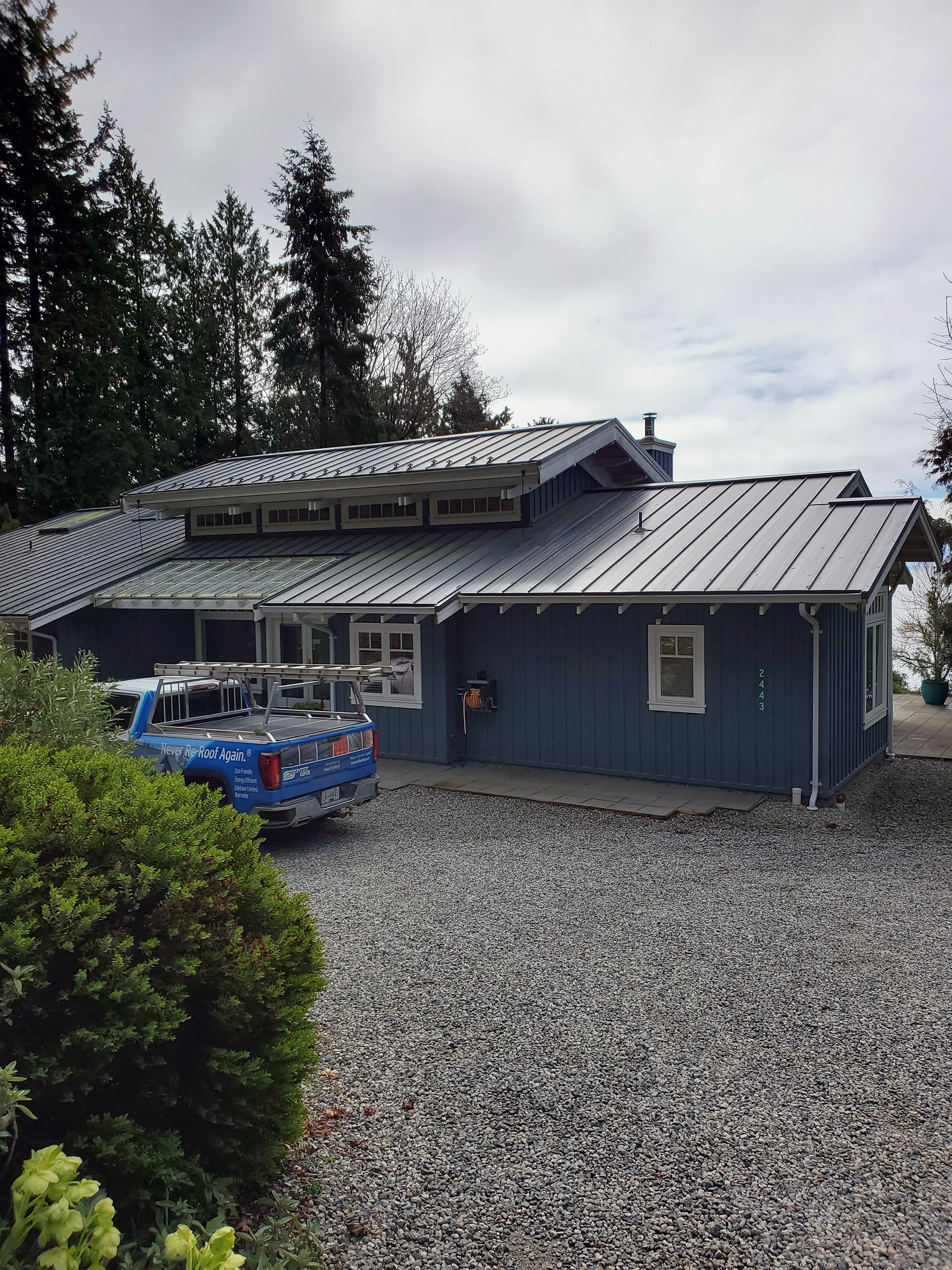 Interlock® Aluminum Standing Seam Metal Roofing in Deep Charcoal – Roberts Creek, BC